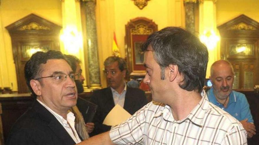 El portavoz socialista y el alcalde se saludan en un pleno.