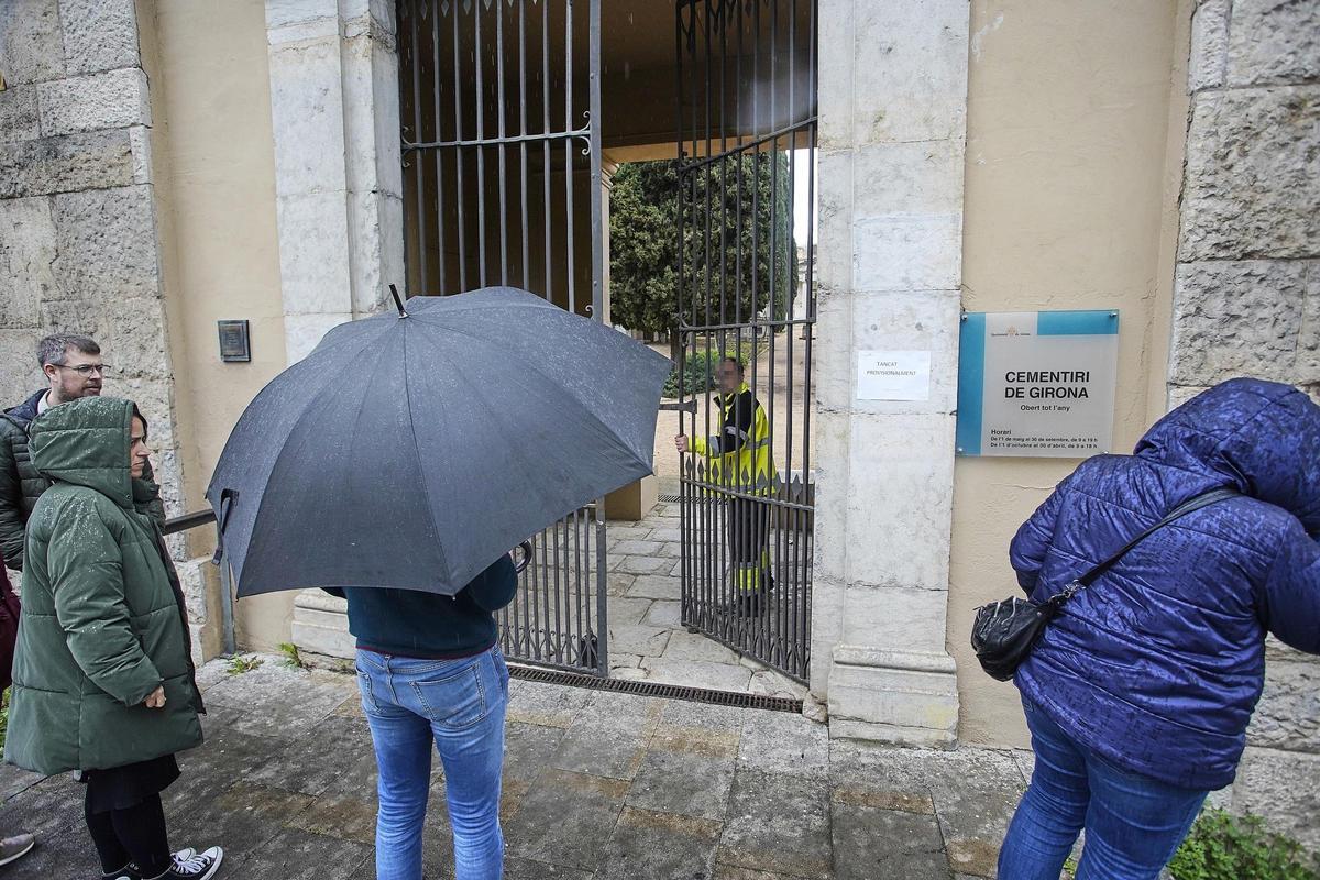 Les imatges del Cementiri Vell de Girona després dels actes vandàlics a una vintena de tombes Les imatges del Cementiri Vell de Girona després dels actes vandàlics a una vintena de tombes