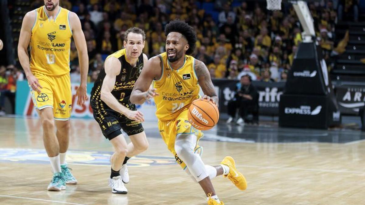 Braian Angola se va de la marca de Marcelinho Huertas en el derbi canario de La Laguna.