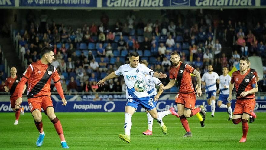 Un balón disputado a comienzos del encuentro.