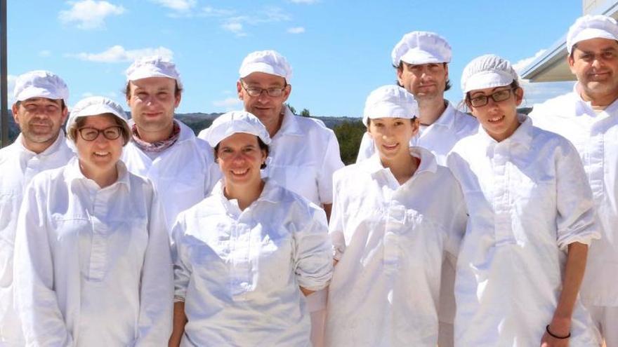 L&#039;equip que elabora els formatges Muntanyola.