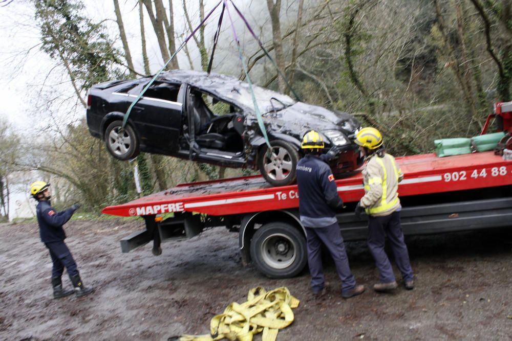 Retiren el vehicle accidentat en una pista forestal de Susqueda