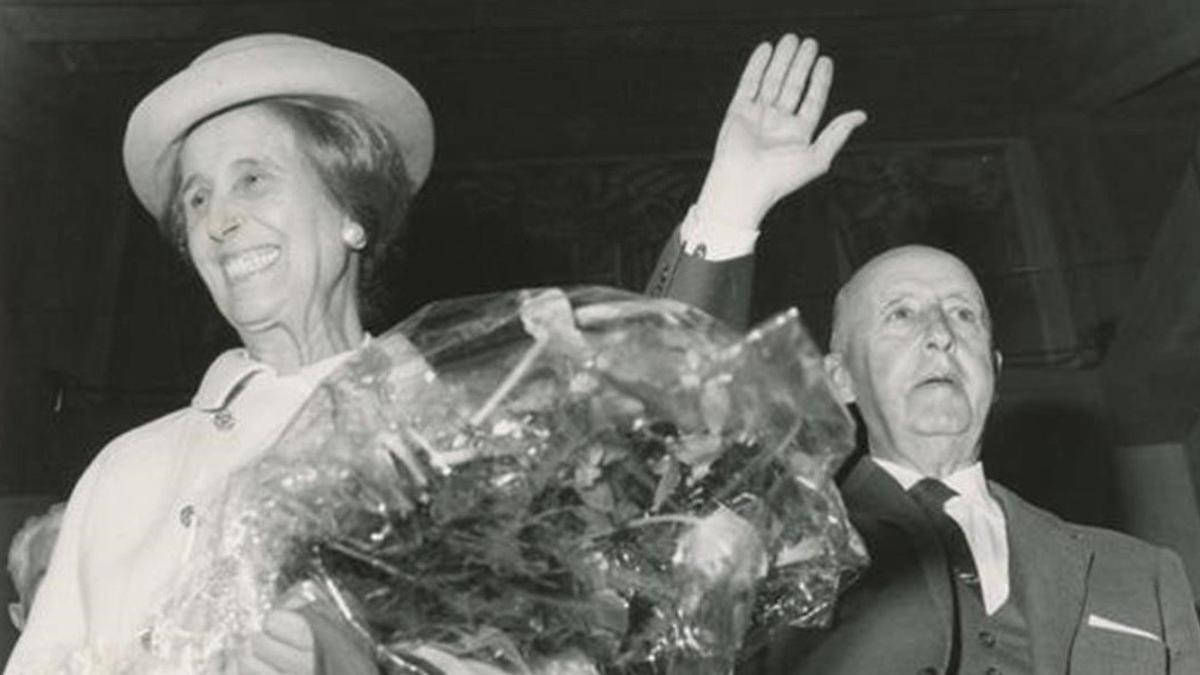 Franco y su mujer, Carmen Polo, en un acto en el estadio Santiago Bernabéu de Madrid.