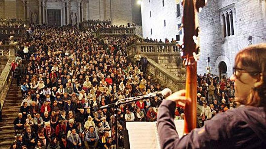 Actuació a les escales de la Catedral, plenes de públic.