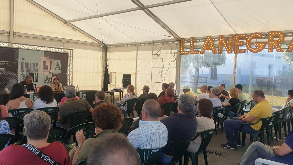 La carpa de &quot;Llanegra&quot;, llena de público, durante el acto de este jueves, con Elia Barceló y presentado por Alejandro M. Gallo