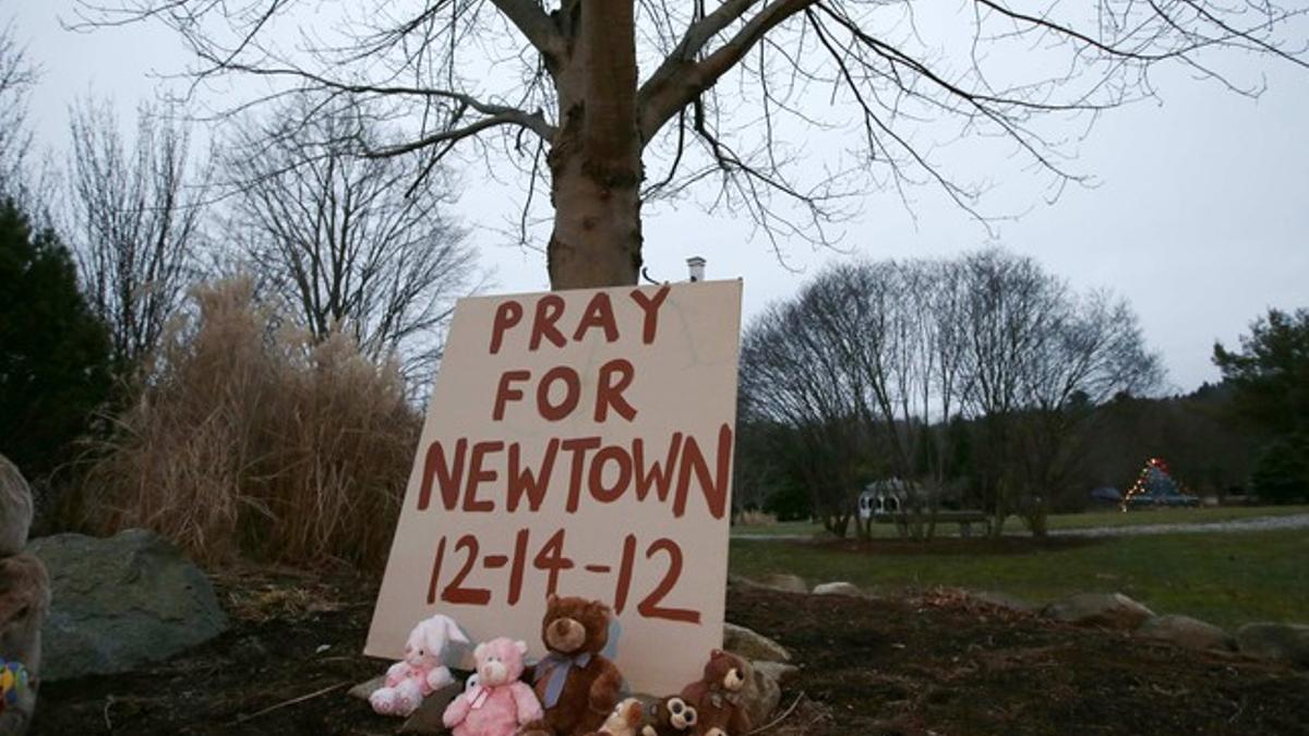 Peluches bajo un cartel en memoria de las víctimas de Connecticut