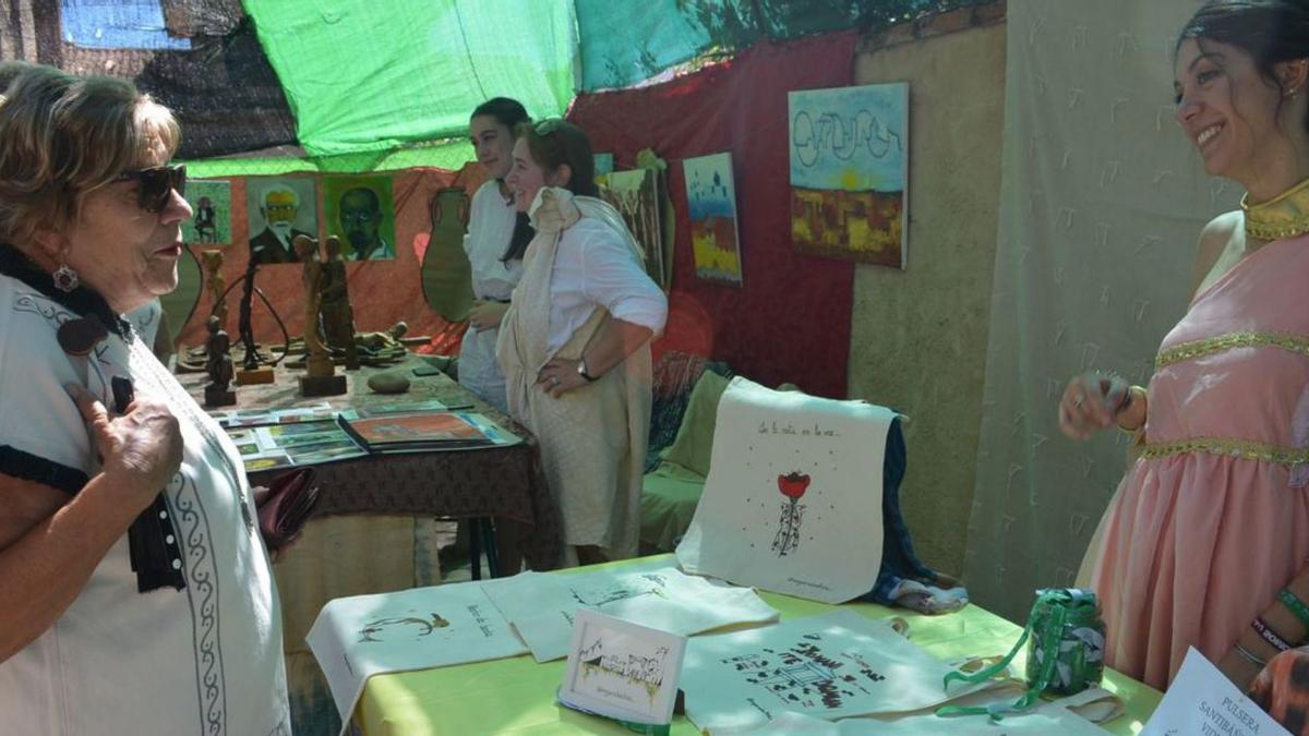 Bolsas pintadas a mano y productos artesanales tallados en madera. | E. P.