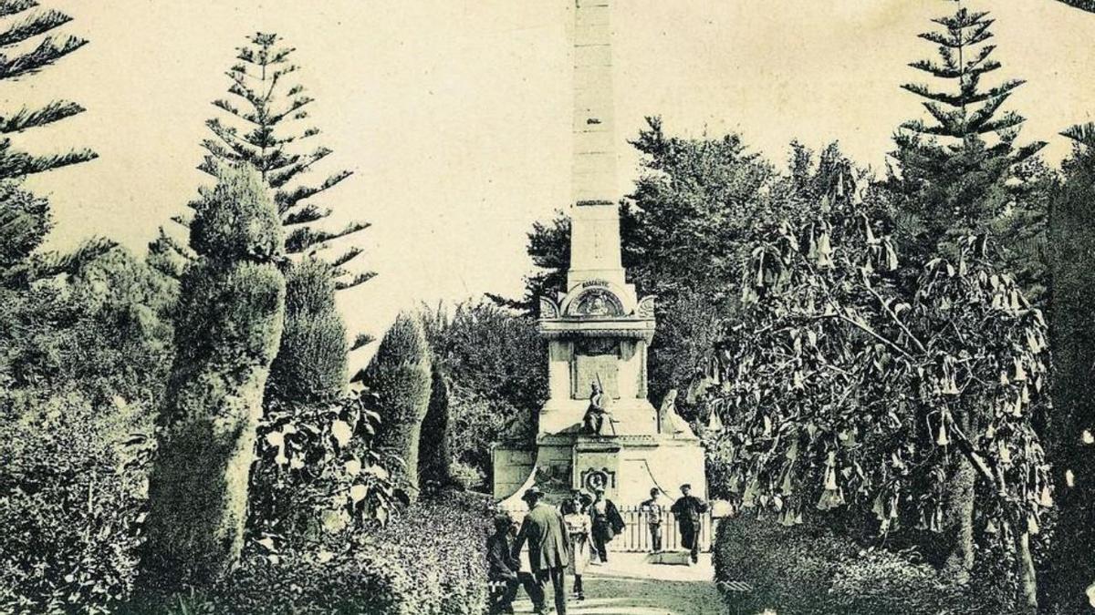 Postal del Panteón de Quijano con el monumento erigido al hombre que salvó la ciudad de Alicante de la epidemia de cólera.