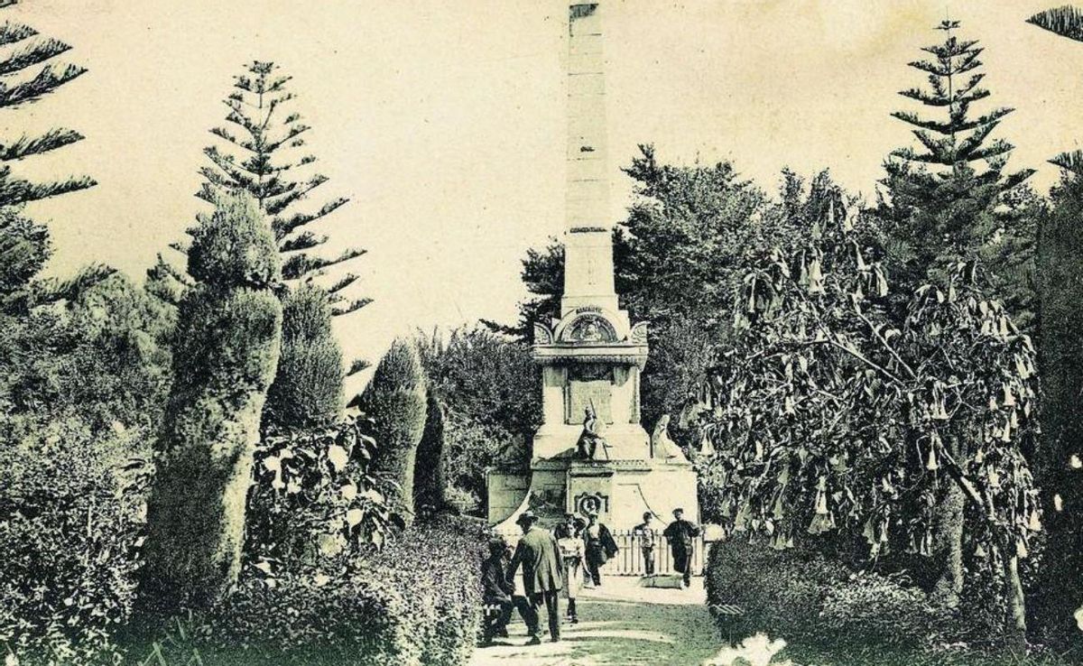 Postal del Panteón de Quijano con el monumento erigido al hombre que salvó la ciudad de Alicante de la epidemia de cólera.