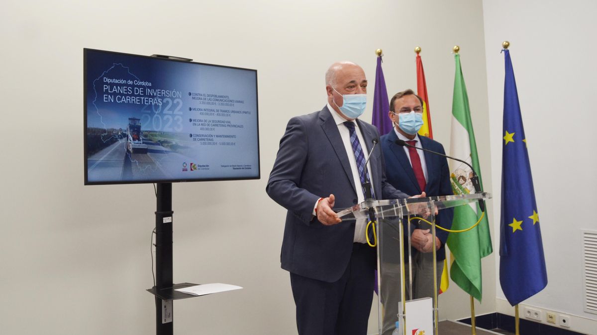 Antonio Ruiz y Francisco Palomares, en la presentación del plan de inversiones en la red de carreteras provincial.