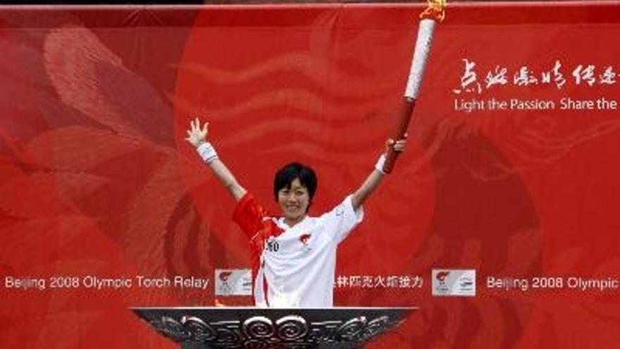 La última portadora de la Llama Olímpica, Mizuki Noguchi, atleta ganadora en el 2004 de la maratón Olímpica alza los brazos al encender el fuego Olímpico, en la ceremonia de clausura del relevo de la Llama Olímpica de Pekín 2008 en la ciudad de Nagano, Japón. La etapa de la Llama en Nagano terminó sin incidentes de consideración a pesar de la presencia de miles de manifestantes a favor de los juegos y otros en contra de las acciones de China en el Tibet, de acuerdo a la prensa local tres hombres fueron arrestados y cuatro más resultaron heridos en los incidentes.