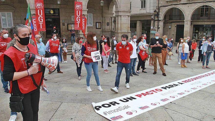 Decenas de personas se sumaron a la concentración en la Praza Maior.