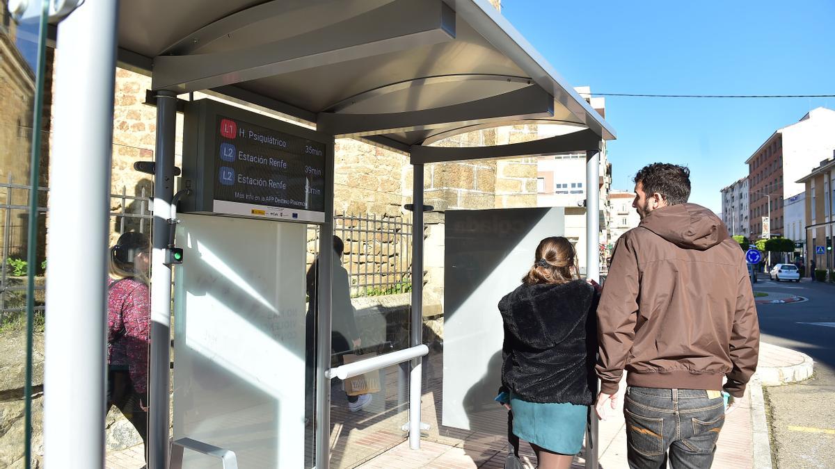 Marquesina &#039;inteligente&#039;, que se suma a los puntos de wifi pública en Plasencia.