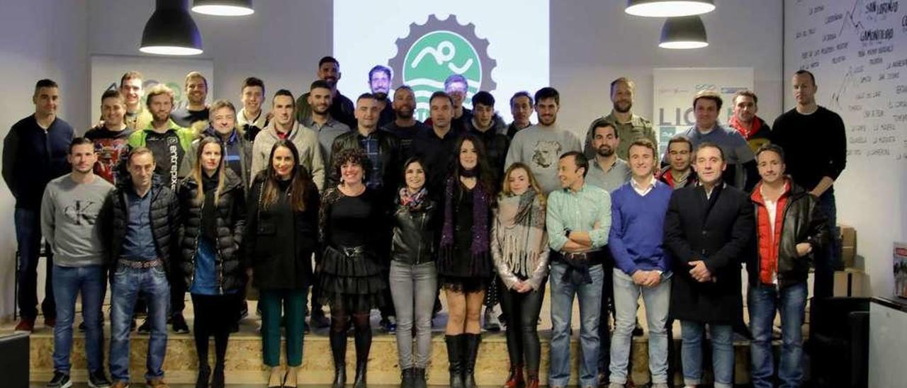 Foto de familia de los componentes del Actri, Club de Triatlón Academia Civil-CNSO.