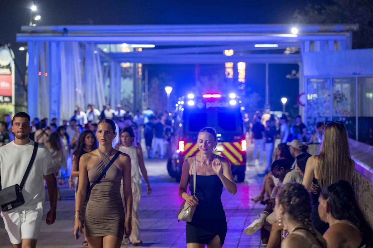 Ambiente en el eje de ocio del Front Marítim de la Barceloneta, la pasada noche del jueves.