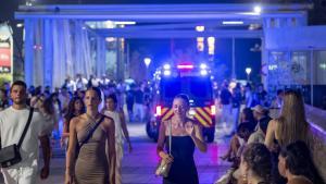 Ambiente en el eje de ocio del Front Marítim de la Barceloneta, la pasada noche del jueves.