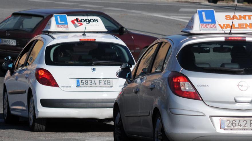 Cotxes d&#039;autoescola en una jornada d&#039;examen de conducció.