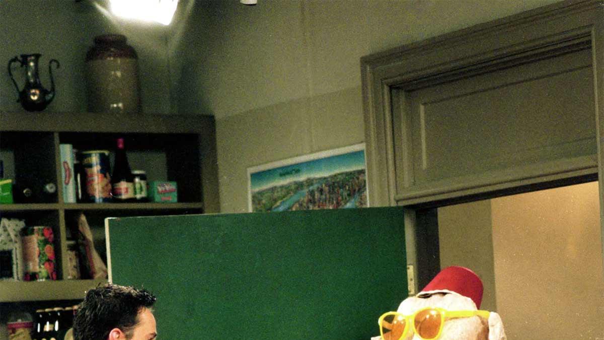 Una imagen de 'Friends' con Courtney Cox con el pavo en la cabeza en el día de Acción de Gracias