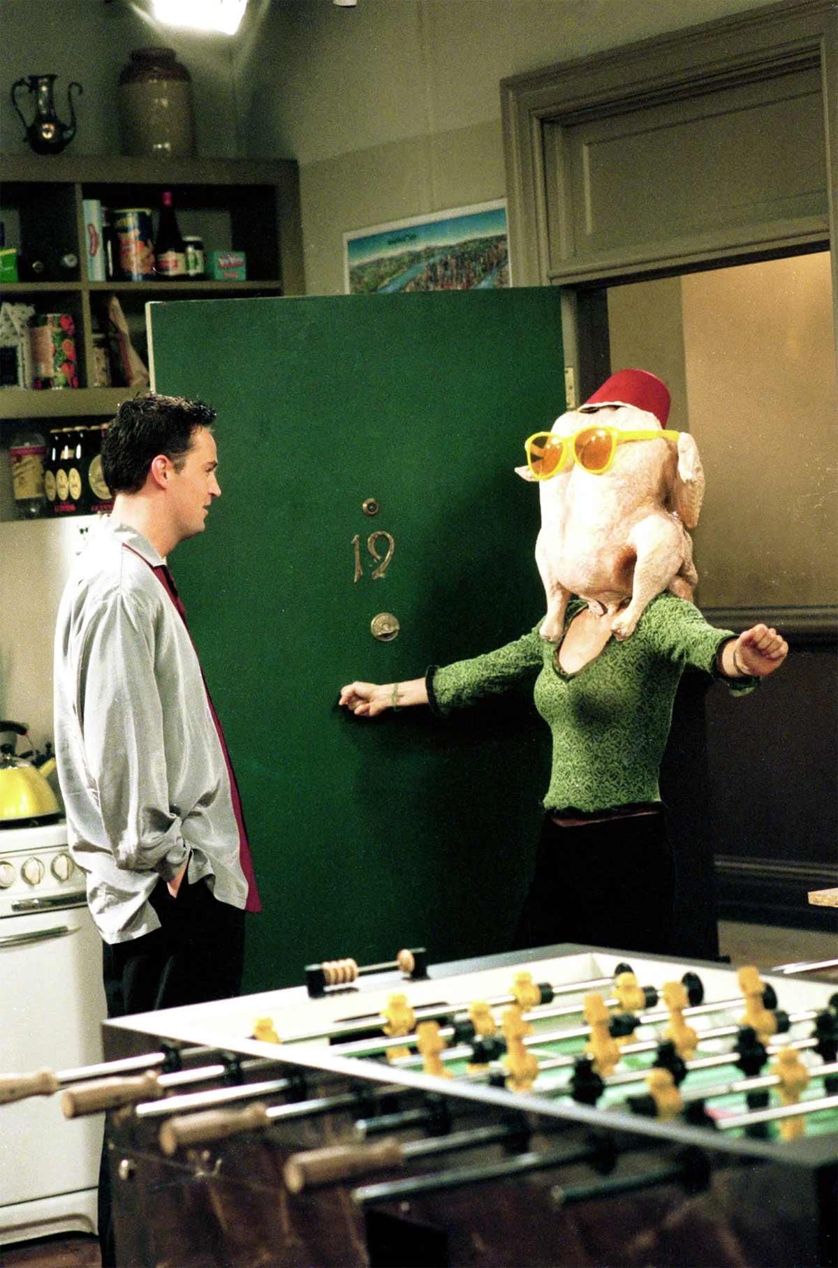 Una imagen de 'Friends' con Courtney Cox con el pavo en la cabeza en el día de Acción de Gracias
