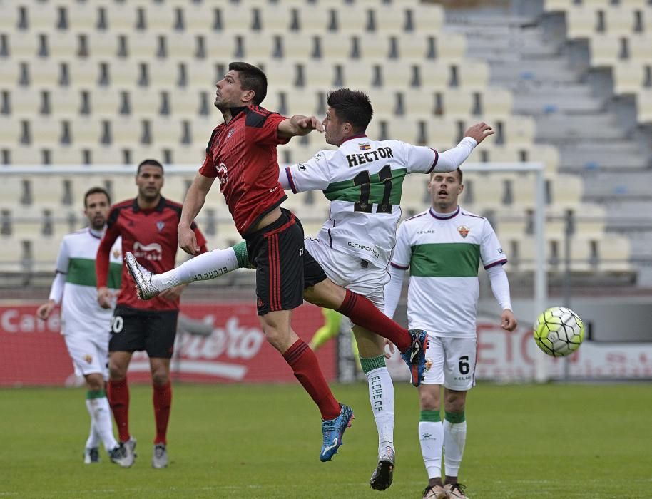 Dos golazos de León permiten al Elche, con un hombre menos por la expulsión de Noblejas, dar la vuelta al partido