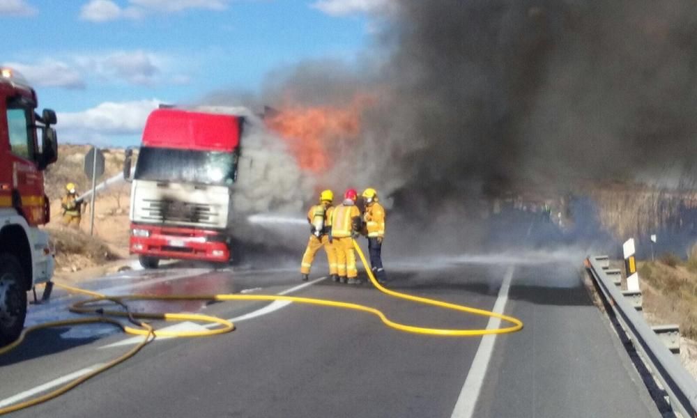 Arde un camión cargado de colchones en Villena