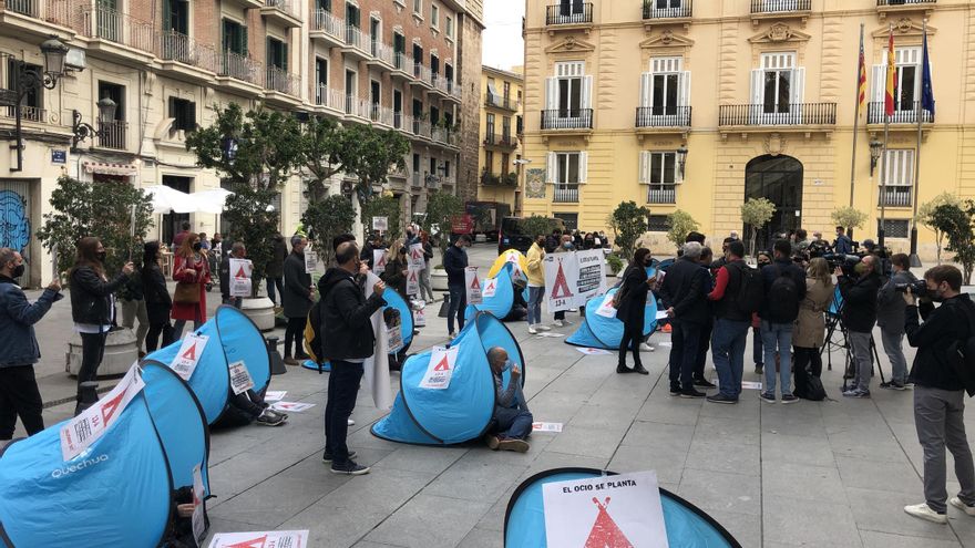 El ocio nocturno de Castellón acampa ante la Generalitat para exigir un plan de choque