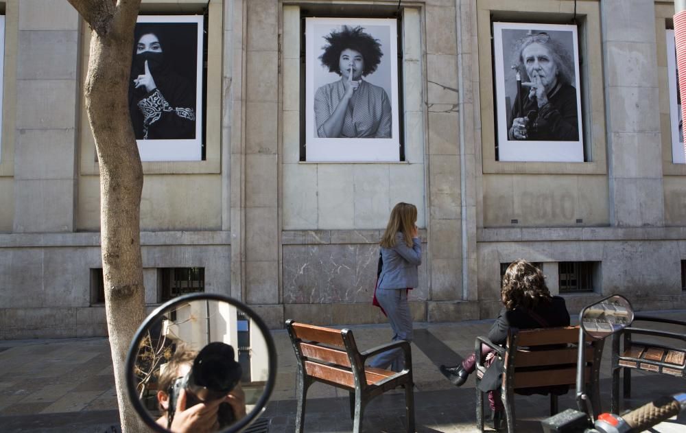 PhotoAlicante bate su récord de intervenciones urbanas y saca a la calle los proyectos de 14 artistas entre Alicante y Sant Joan.