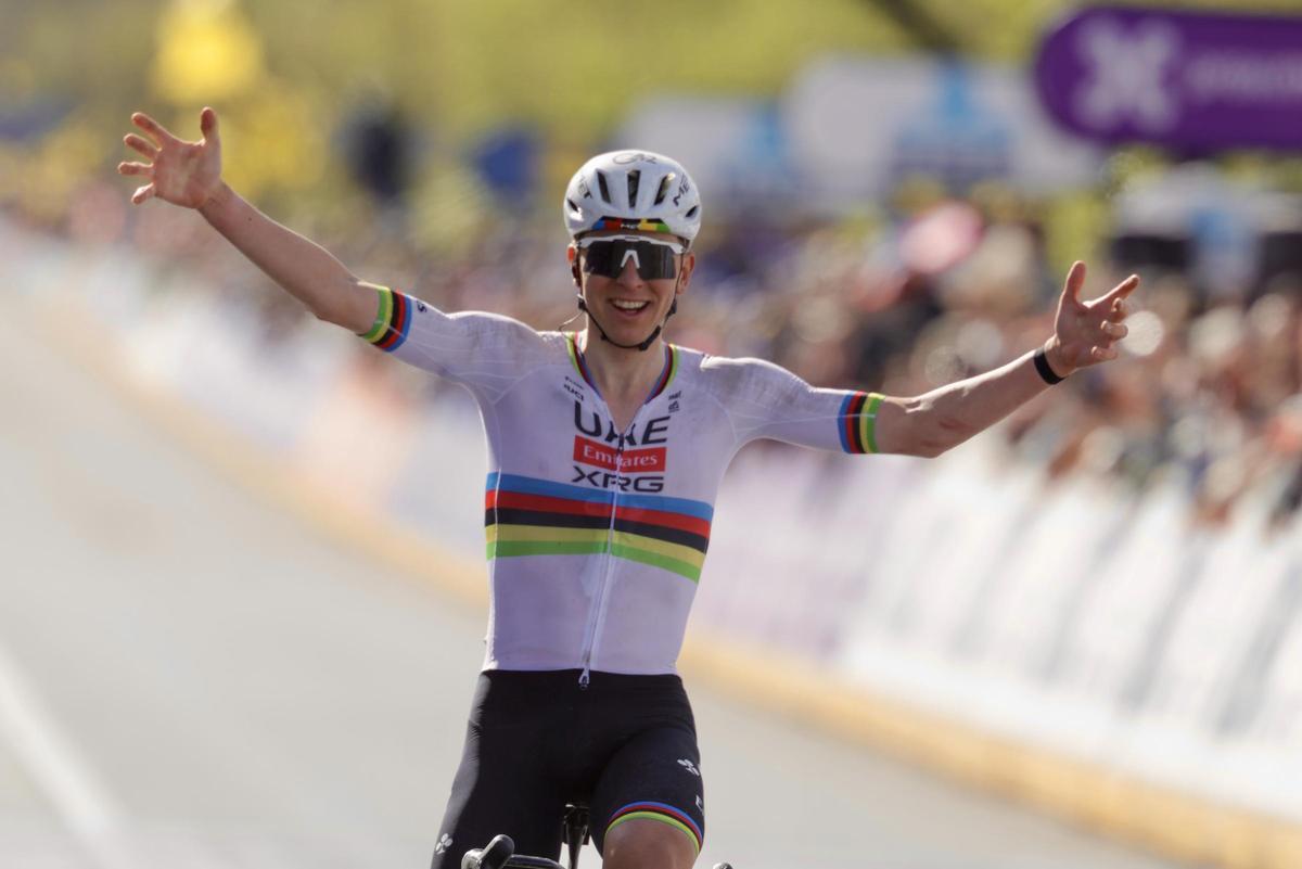 Tadej Pogacar celebra su victoria en el Tour de Flandes.