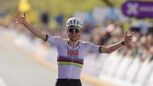Tadej Pogacar celebra su victoria en el Tour de Flandes.