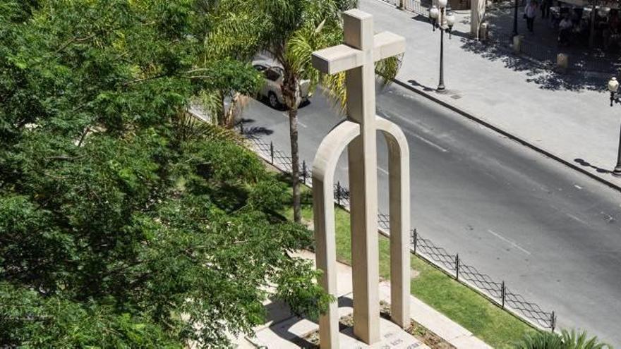 La Cruz de los Caídos, ubicada frente a la plaza de Calvo Sotelo.