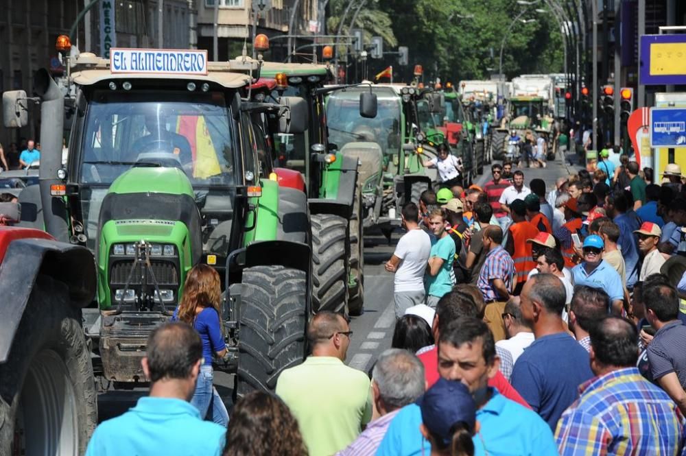 La Gran Vía de Murcia, paralizada por los agricultores