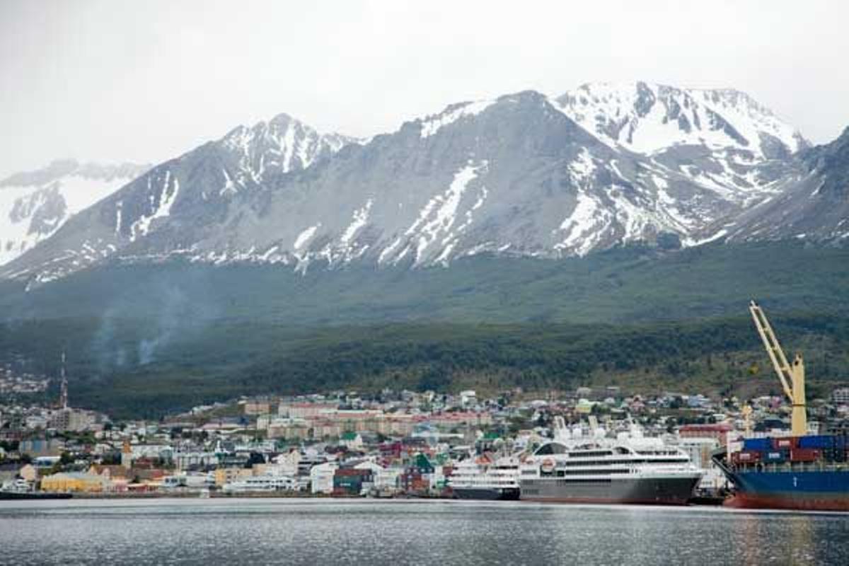 Panorámica de Ushuaia desde el mar.