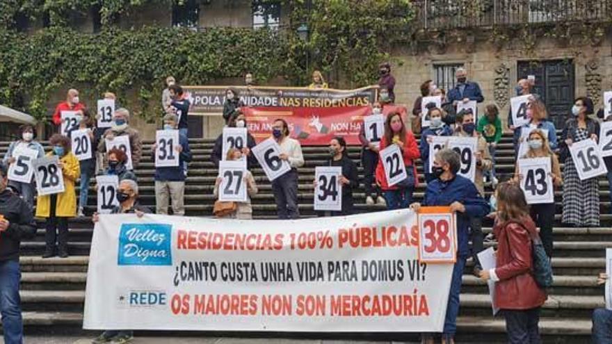 Decenas de personas claman &quot;justicia&quot; con una concentración en Santiago en recuerdo de los fallecidos de las residencias