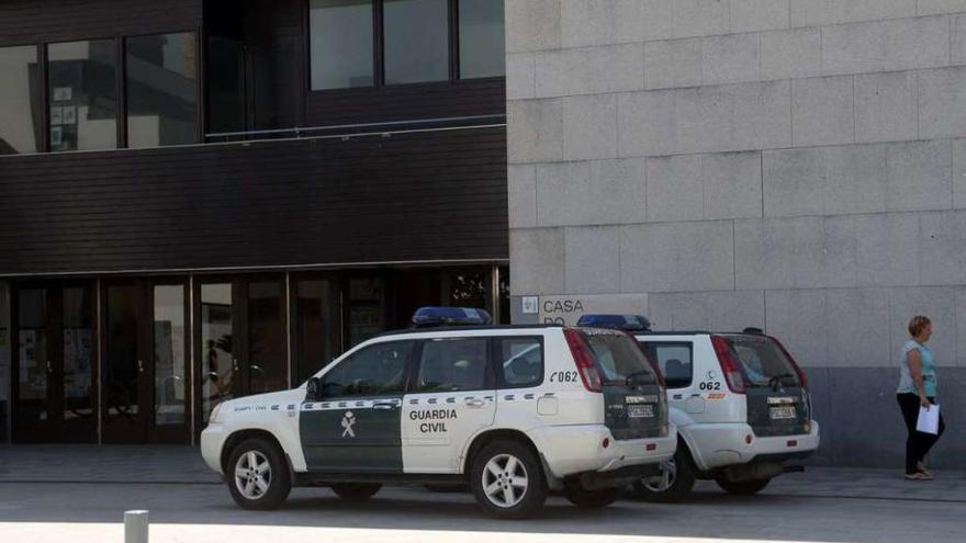 Vehículos de la Guardia Civil ante el Concello de A Illa en el día de ayer. // Noé Parga