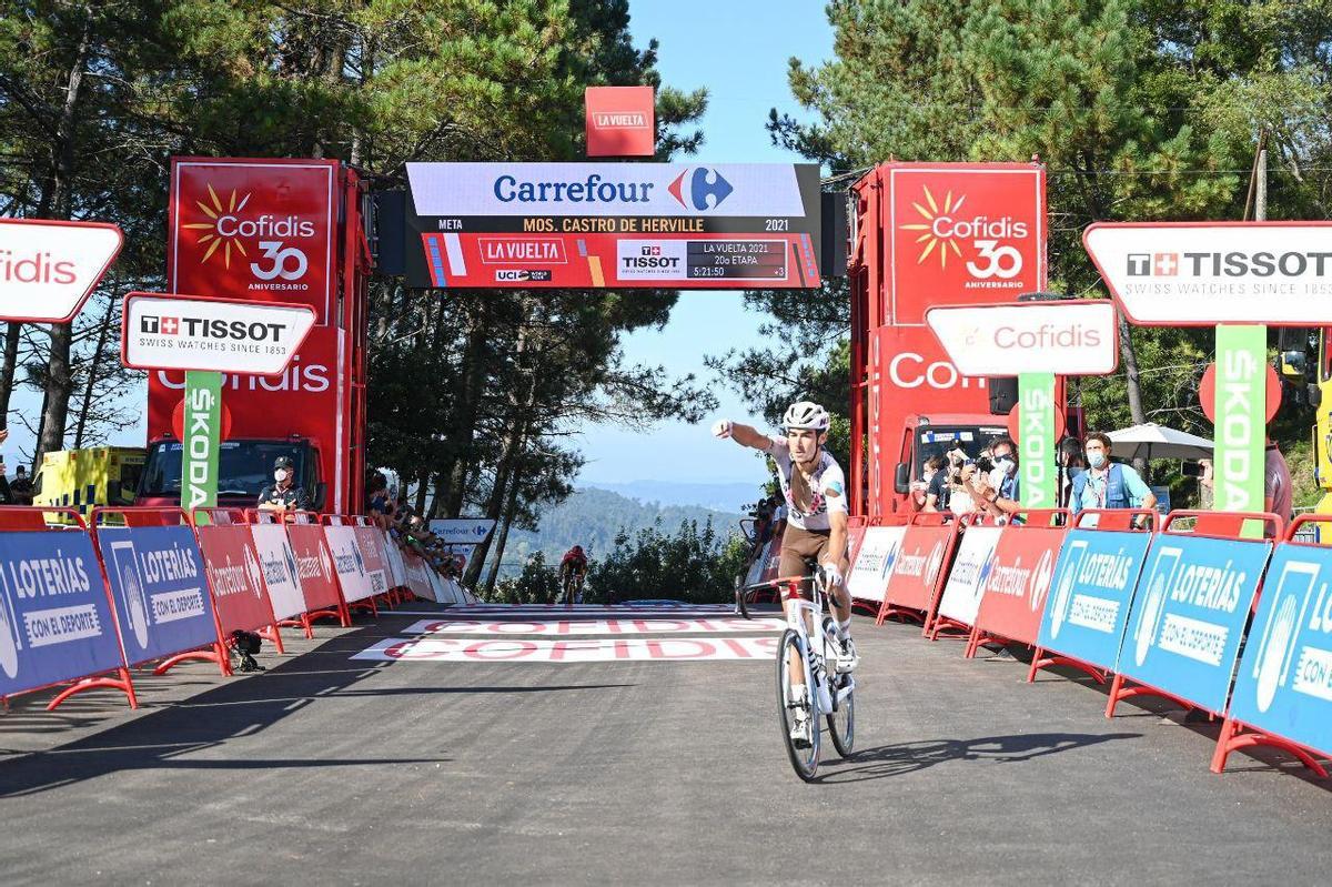 Roglic sentencia la Vuelta entre el caos general