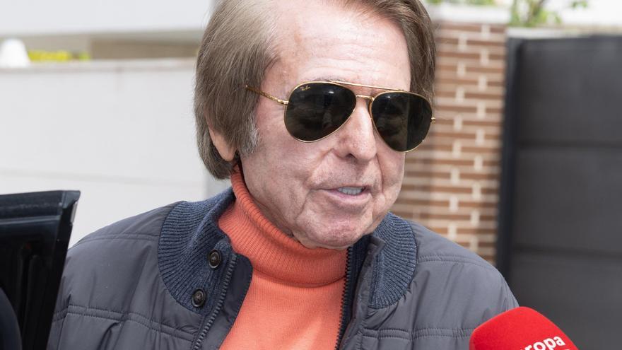 Raphael sale de su agencia de representación el día de su cumpleaños