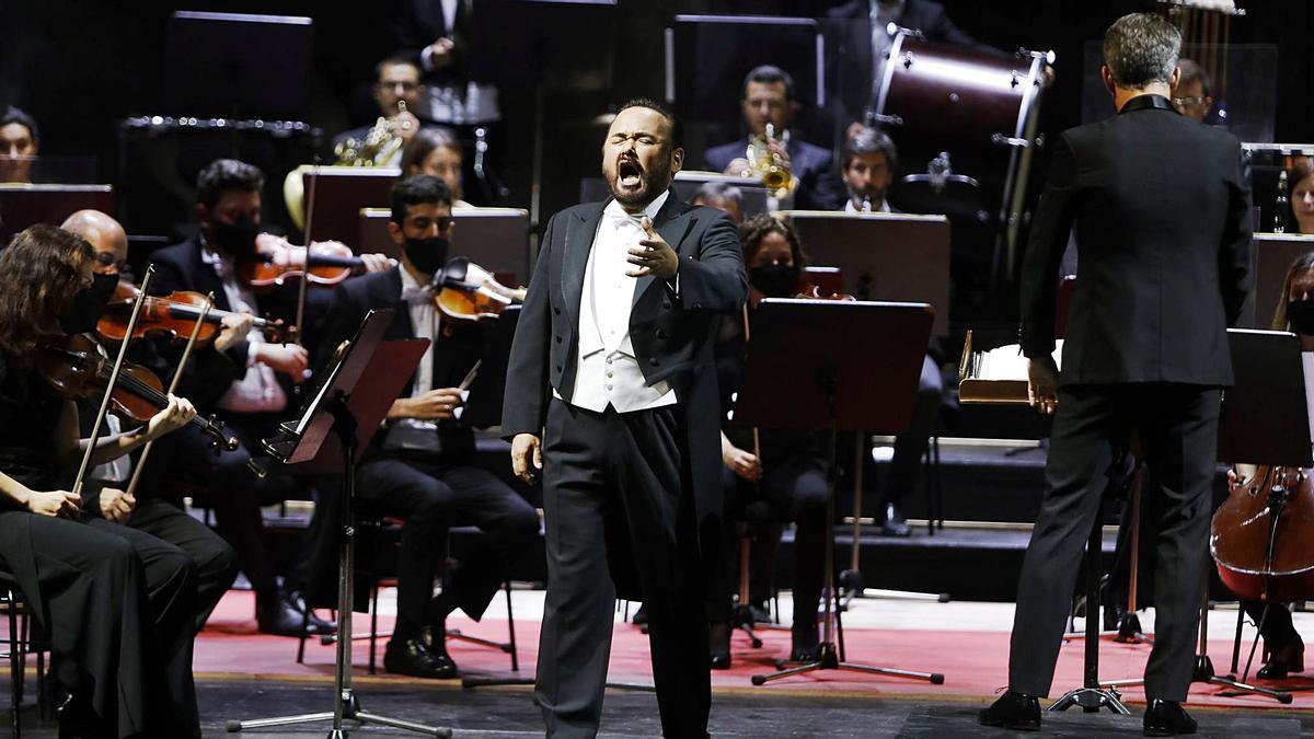 Javier Camarena canta sobre el escenario del Campoamor, acompañado por Oviedo Filarmonía. De espaldas, al frente de la orquesta, Lucas Macías. | Lucas Macías