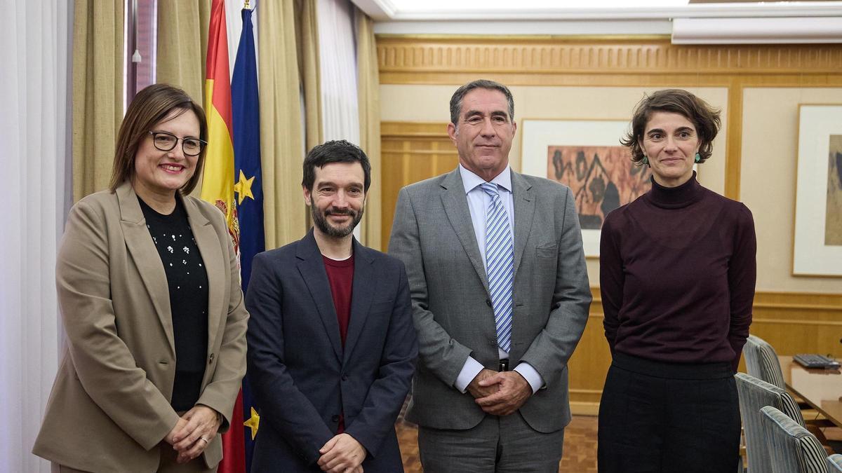 consejera de Derechos Sociales, Candelaria Delgado (izquierda), junto al ministro de Derechos Sociales y Agenda 2030, Pablo Bustinduy