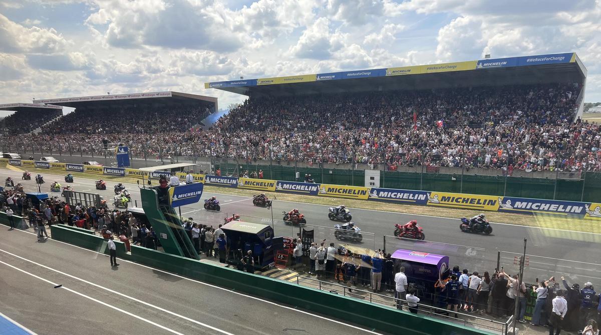 Miles y miles de aficionados presenciaron, hoy, en Le Mans, la carrera al 'sprint' del GP de Francia.