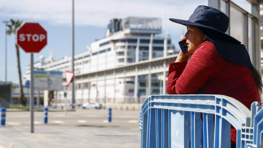 Los bolivianos que llegaron a Barcelona sin visado en crucero desembarcan para iniciar los trámites de deportación