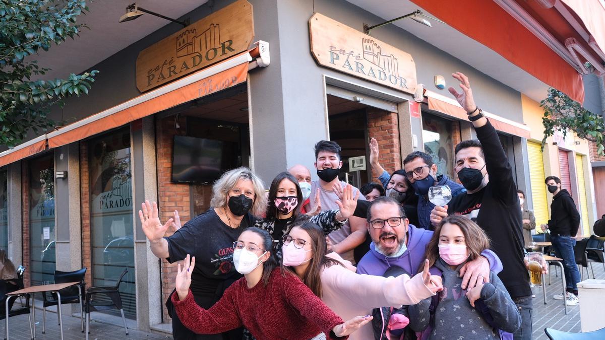 Alegría a las puertas del bar El Parador de Petrer, que vendió 120 décimos del segundo premio que regó de millones también a Pinoso.