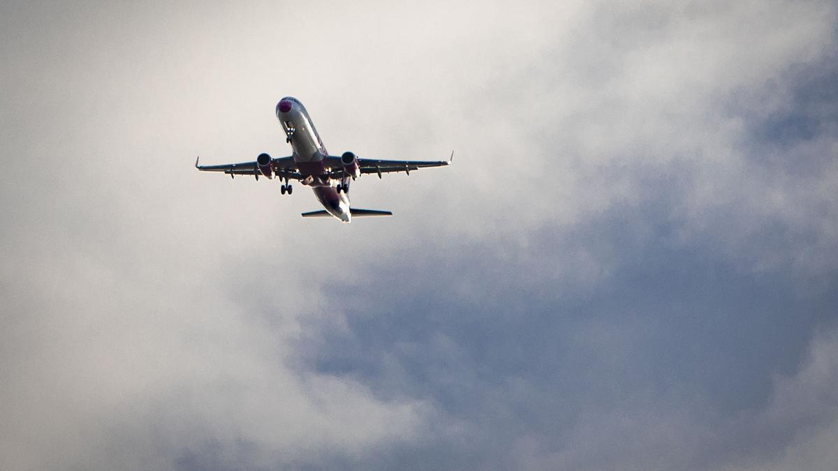 Un avión sobrevuela la ciudad de Valencia.