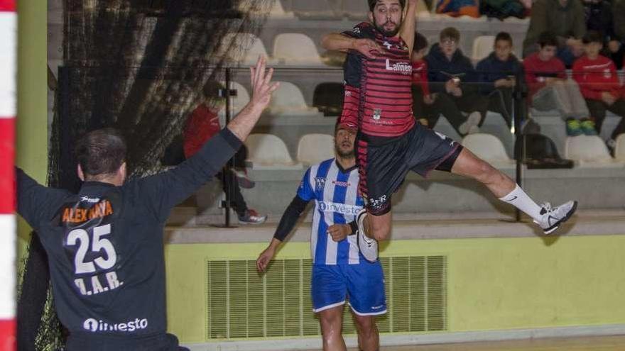 Ramón, en un partido anterior del equipo lalinense jugado en el Arena. // Bernabé