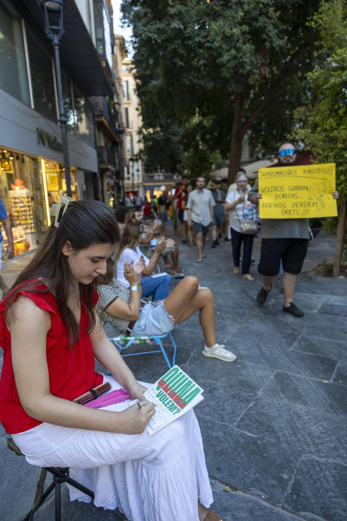 Centenares de personas participan en la cadena ‘a la fresca’ contra la masificación turística en Mallorca
