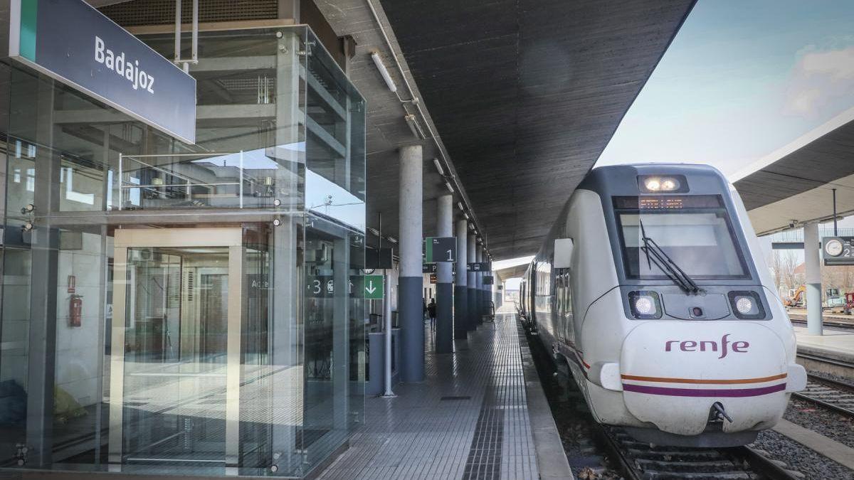 Un tren en la estación de Badajoz.