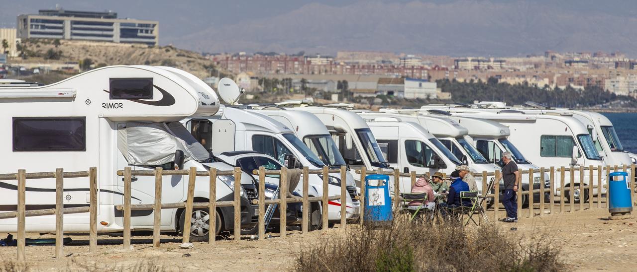 Caravanas ilegalmente estacionadas en Urbanova, que tendrá un área cámper