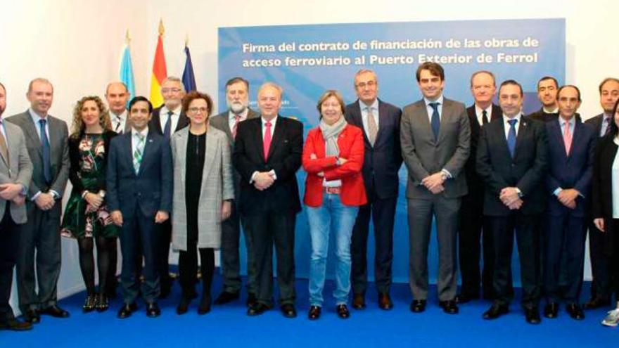 José Llorca, entre Rosa Quintana y Diego Calvo, ayer tras la firma del acuerdo para financiar el tren al puerto exterior de Ferrol.