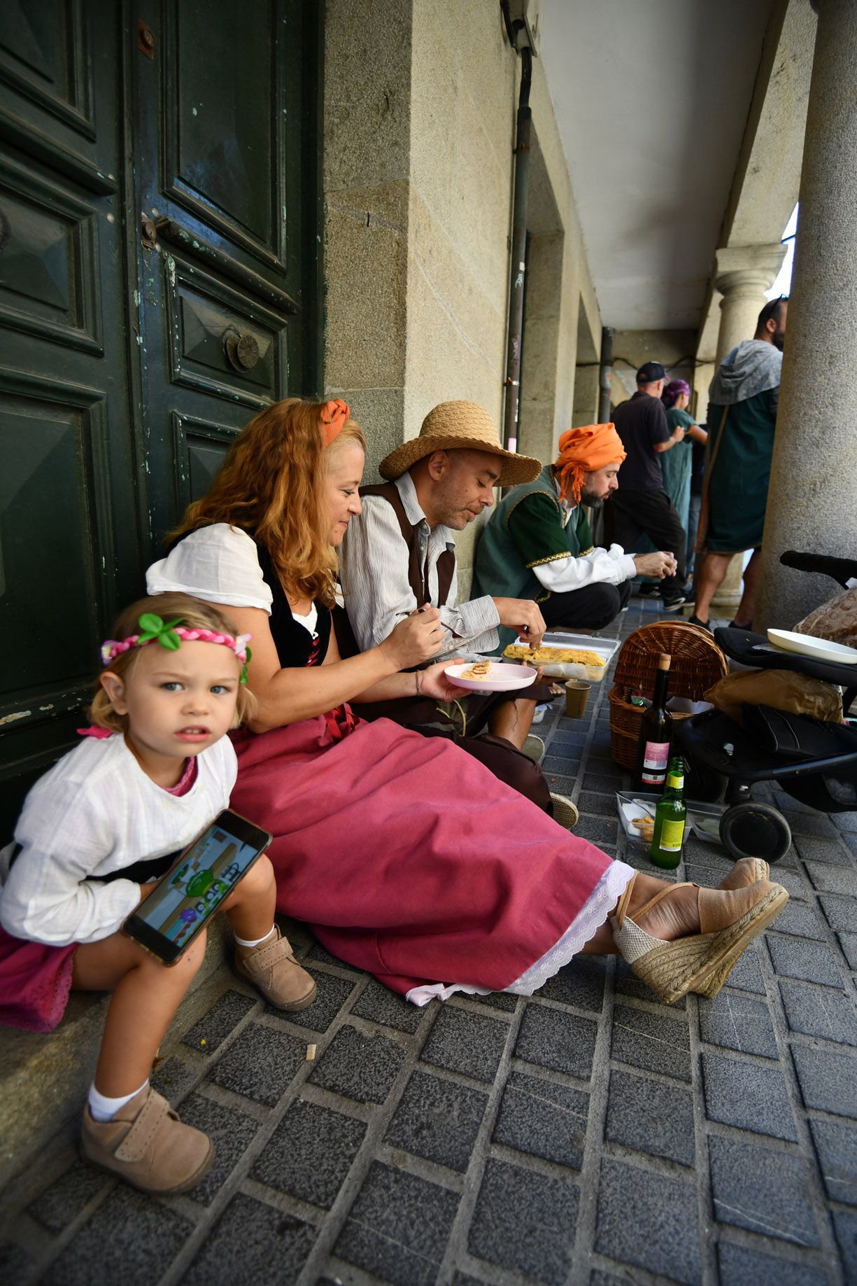 Cortesanos, bufones, damas y caballeros celebran el retorno de su señor: la Feira Franca anima Pontevedra