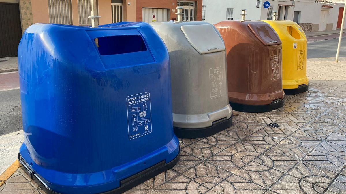 Foto de cuatro contenedores en una calle de Nules.