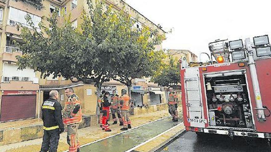 Un incendio obliga a desalojar a vecinos de un edificio del Grao de Castellón